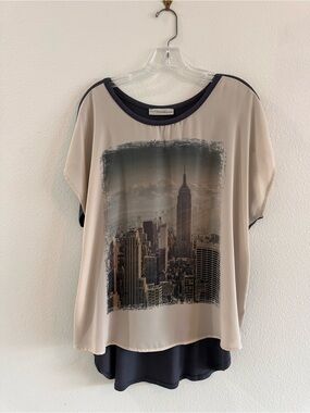 Yuni Los Angeles High-Low NYC Skyline Graphic Flowy Top Petite XL